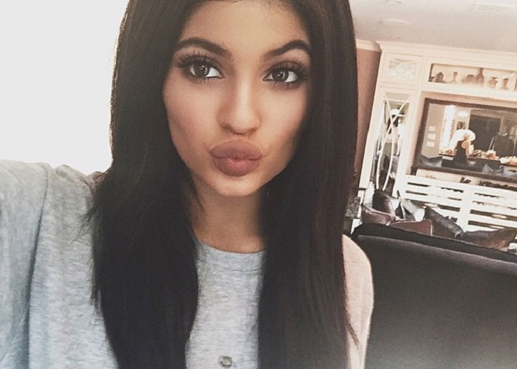 Kylie Jenner Selfie Charm – Learn to Take Perfect Selfie