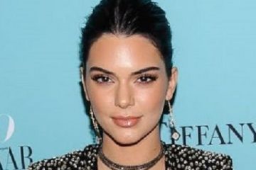 Kendall Jenner ACCUSED of Plastic Surgery & Photoshop on Instagram Belfie