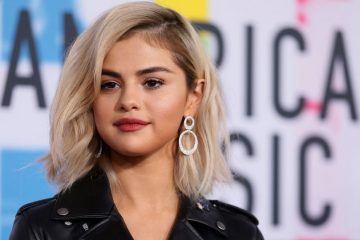 Selena Gomez debuts new platinum blonde hair at AMAs – and it’s a huge hit with boyfriend Justin Bieber