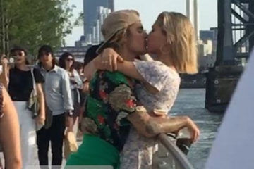 Justin Bieber Hailey Baldwin MAKE OUT in Public