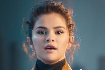 Selena Gomez reacts to Justin Bieber crying in Public